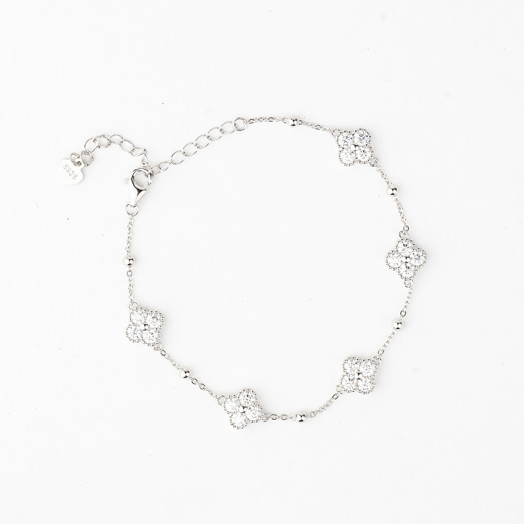 J&Y Foglia Moissanite armband with leaf-shaped design and sparkling gemstones, elegant jewelry accessory.