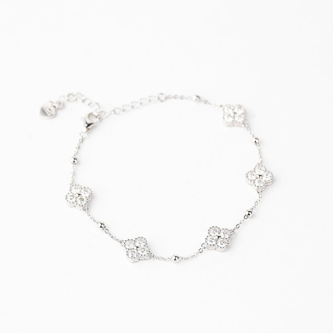J&Y Foglia Moissanite armband featuring delicate leaf-shaped design with sparkling moissanite stones on a silver-tone chain