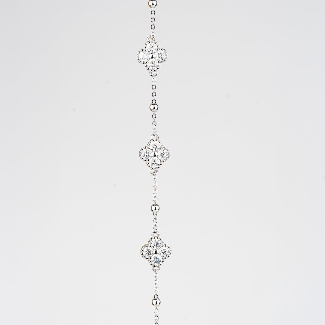 J&Y Foglia Moissanite armband with leaf-shaped design featuring sparkling moissanite stones on a silver-tone chain.